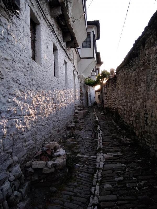 Mangalem, une ruelle pavée